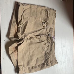 Tan shorts🤎